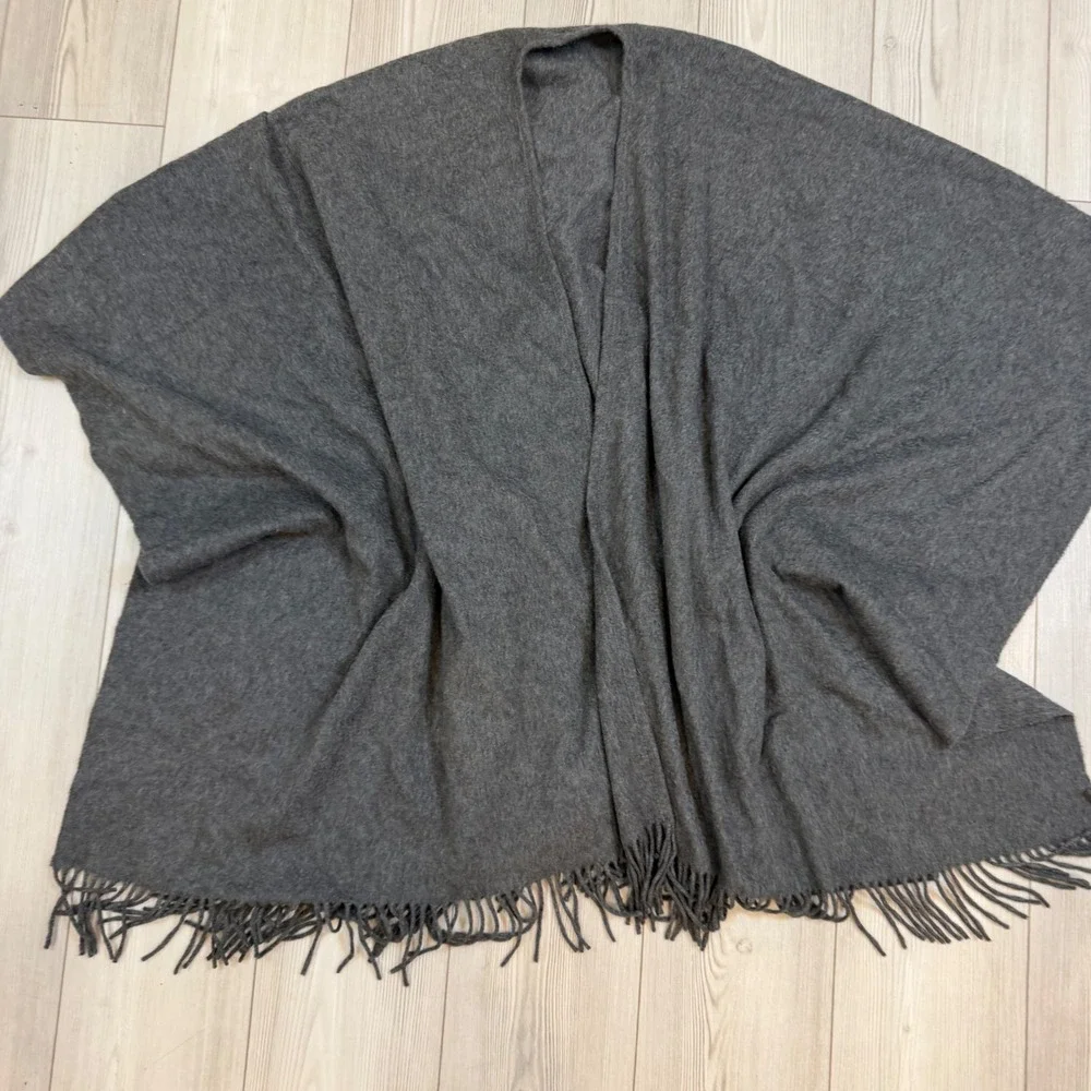 100% Cashmere Neiman Marcus Scotland Charcoal Gray Fringe Ruana Wrap Shawl Cape